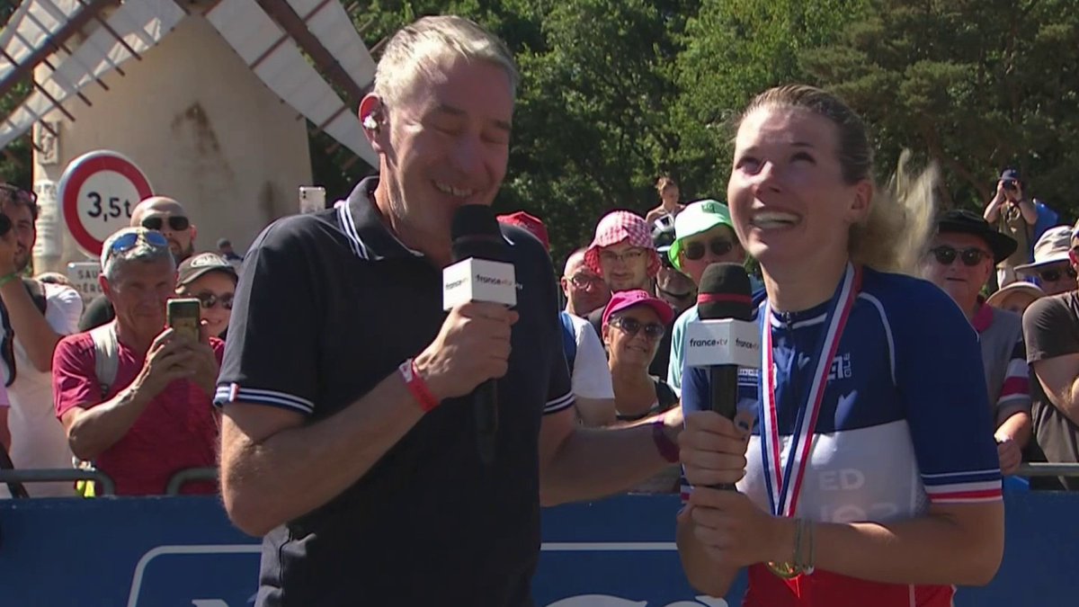 🇫🇷 #TLS | Marie Le Net : "Je n'arrive pas à y croire" 🎙️ Encore émue après avoir reçu son maillot bleu-banc-rouge de championne de France cyclisme, Marie Le Net (FDJ-Suez) se confie au micro d'Alexandre Pasteur ! ▶️ L'émission en replay :
