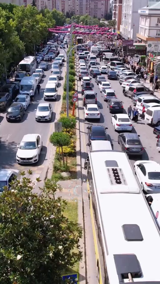 ⚫️ İstanbul’da ucuza mal alabilmek için birbirini ezen ve yolu trafiğe kapatan insan sürüsü;