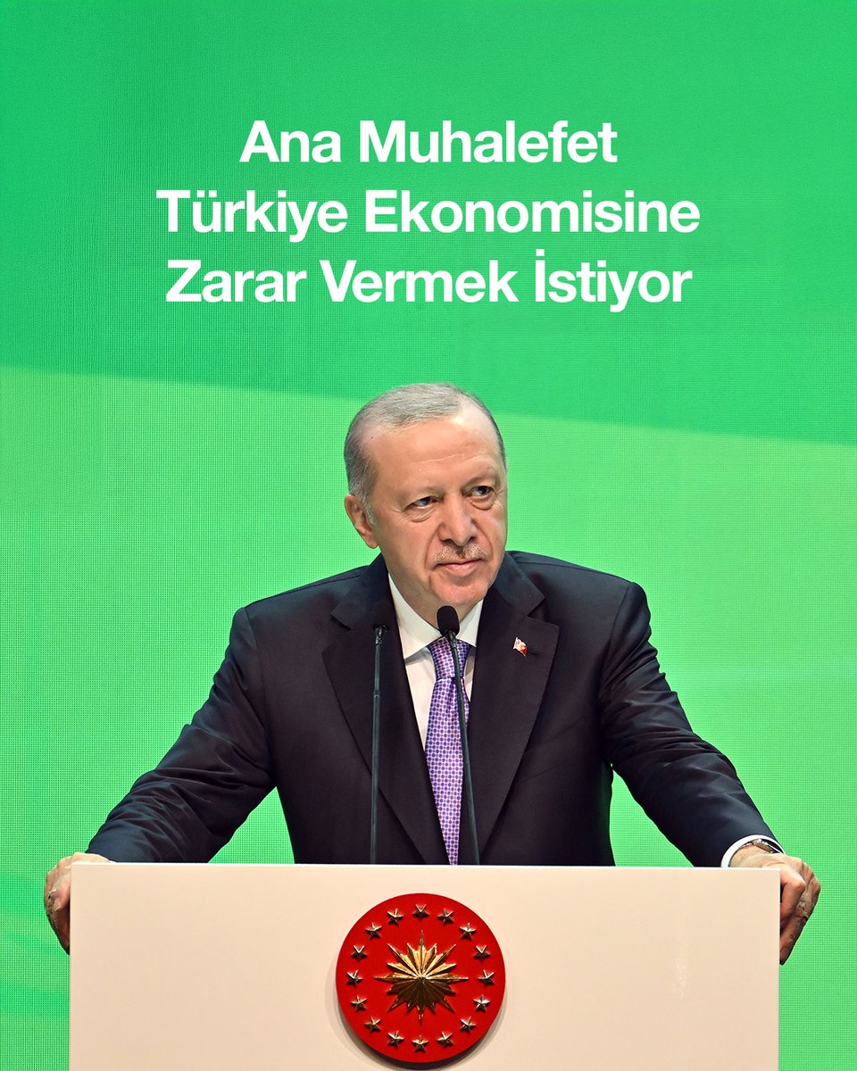 Lafa gelince Kuvayımilliyeci olmakla övünen partinin genel başkanı yabancı siyasetçilerden demokrasi dileniyor, huzurlarında el pençe divan durup bizi sıkıştırmaları için onlardan ricada bulunuyor. Sonra da çıkıp Meclis kürsüsünde mazot bidonuyla halkçılık yapıyorlar…