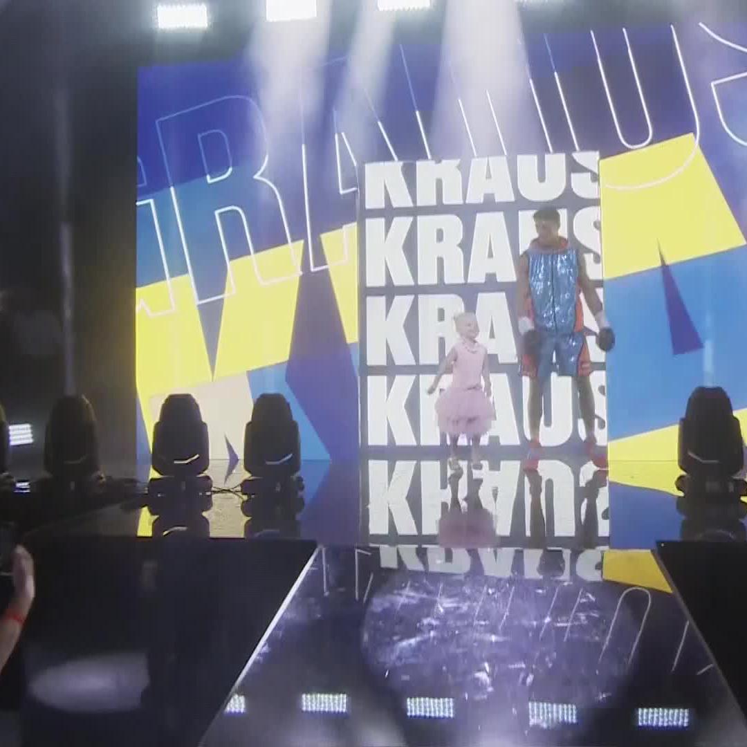 Wholesome vibes ♥️ A brilliant ring walk from Gradus Kraus with his three-year-old daughter 🙌 #PittersRea | Live NOW on DAZN
