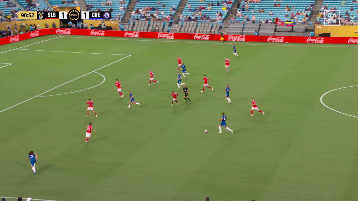 ⏳ | Le match a été lancé il y a plus de 4h... et c’est toujours aussi fou ! CARTON ROUGE du côté des Encarnados ! 🟥 La Coupe du Monde des Clubs, c’est maintenant sur DAZN 👉