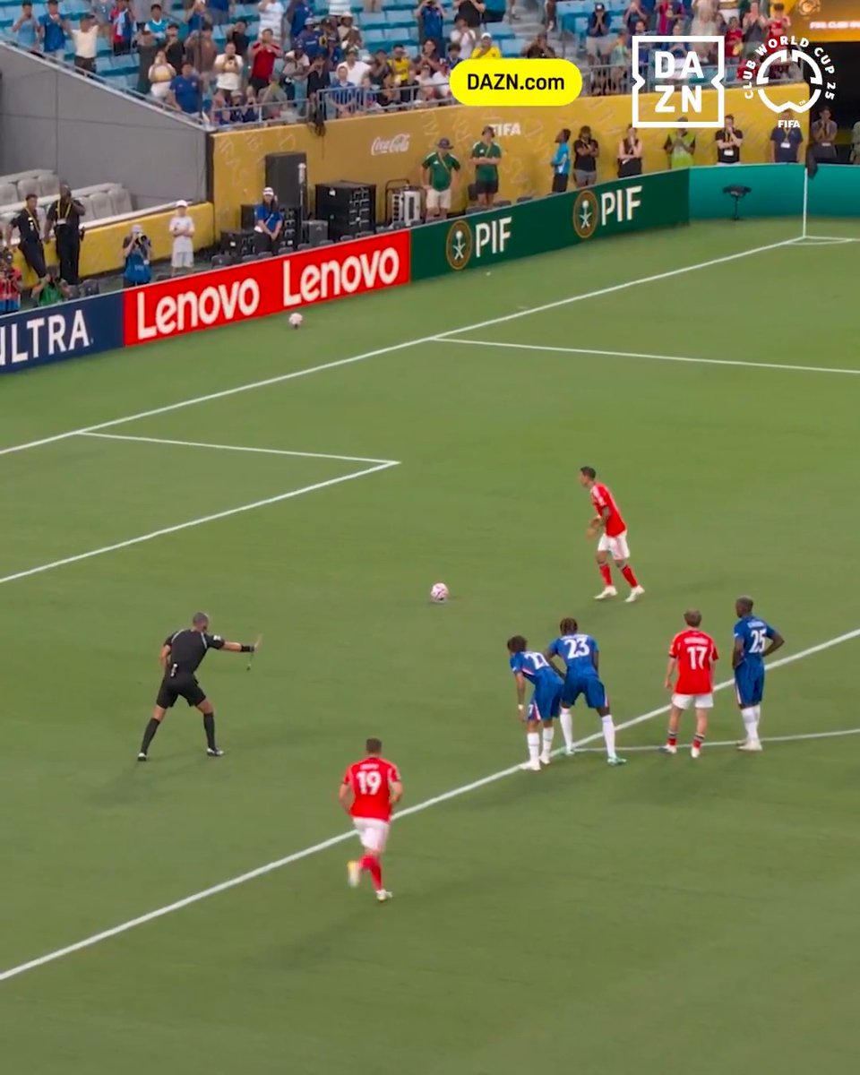 Partita ripresa dopo due ore ⏱️ Al terzo dei sei minuti di recupero rigore per il Benfica 🥅 Di Maria porta la gara ai supplementari ⚽💫 #BenficaChelsea, ottavo di finale della #FIFACWC, è LIVE e GRATIS ora su #DAZN