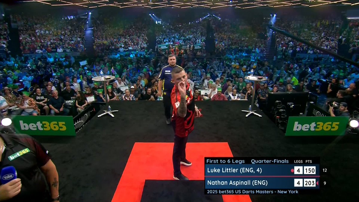 ASPINALL ONE AWAY! Nathan Aspinall punishes two missed darts at double from Luke Littler, and breaks the throw to get back-to-back legs and lead 5-4! 📺 #USDartsMasters25