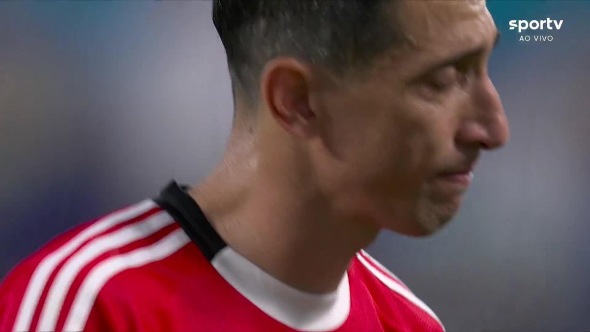 Di María chorando após a eliminação do Benfica. Foi o último jogo do craque argentino com a camisa do clube português. 🎥 sportv | ge