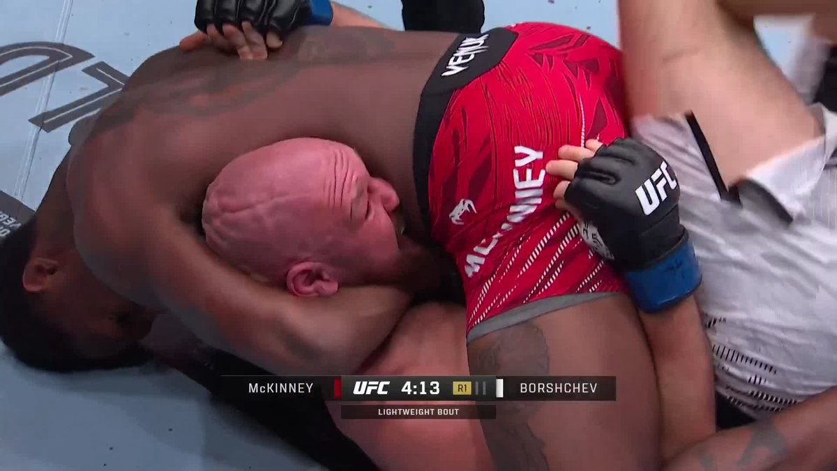 Terrance McKinney rakibi inanılmaz sıkı şekilde boğuyor 🔥 #UFC317