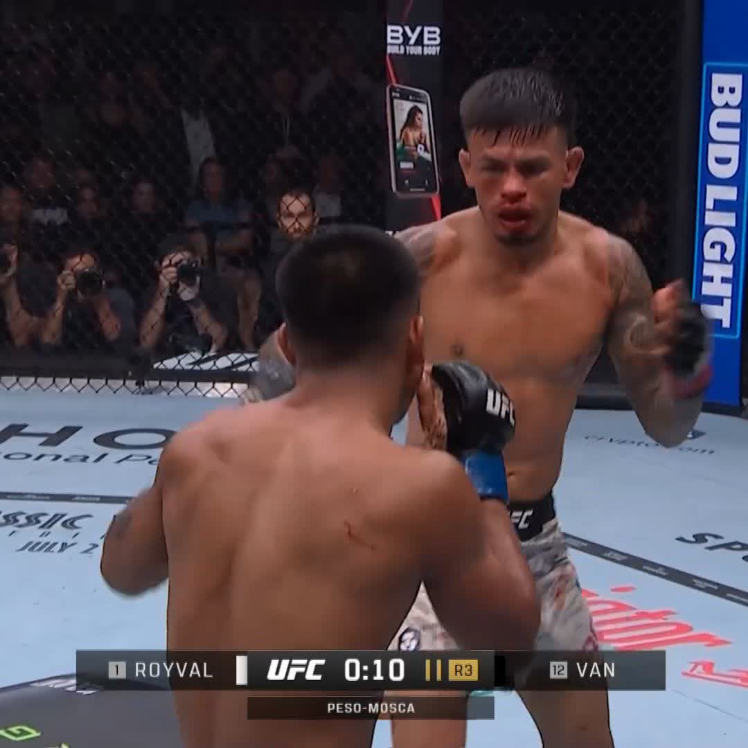WOW! 🇲🇲 Joshua Van vence 🇺🇸 Brandon Royval por decisão unânime (30-27 e duplo 29-28)! Sensacional! Colocaram dois mestres do volume de golpes e tivemos uma das melhores lutas da história dos moscas! Merece o title shot! #UFCBR