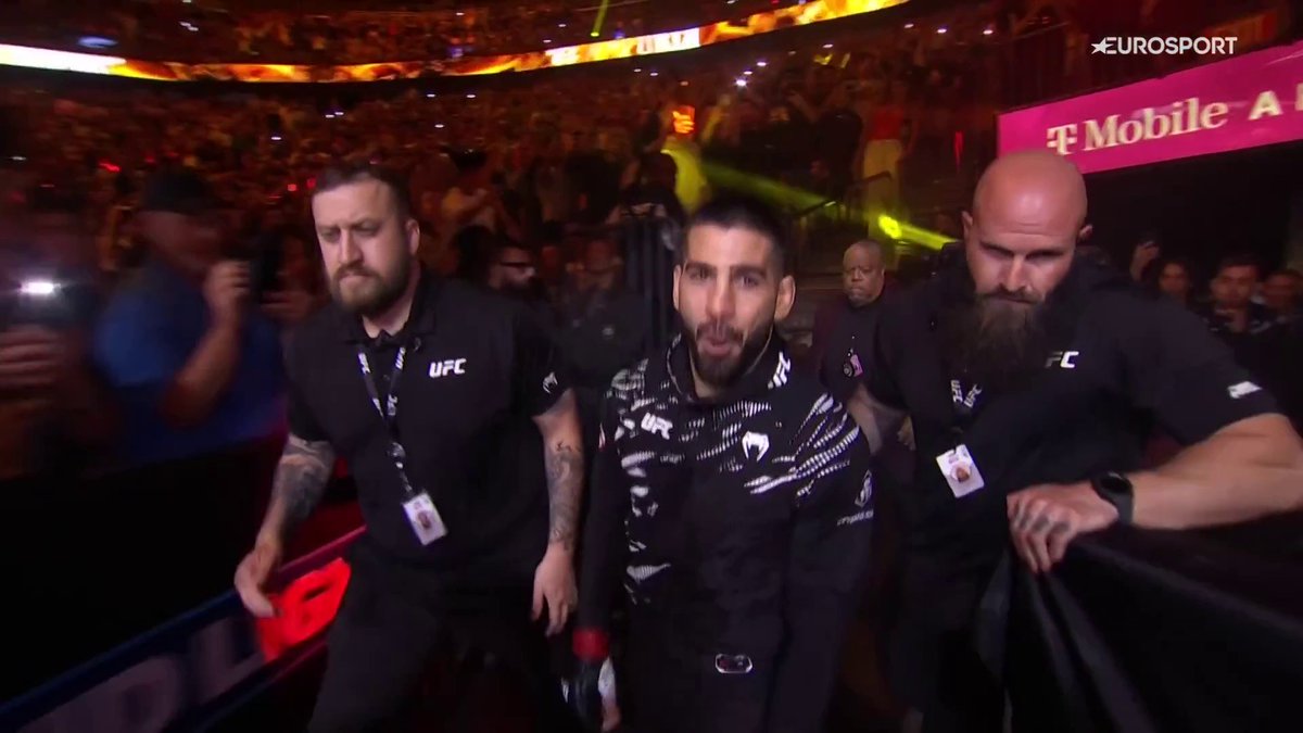LO HA VUELTO A SOÑAR. 🇪🇸 La entrada de Ilia Topuria con la 'Canción del Mariachi' de Antonio Banderas. #UFC317 #TopuriaenMax