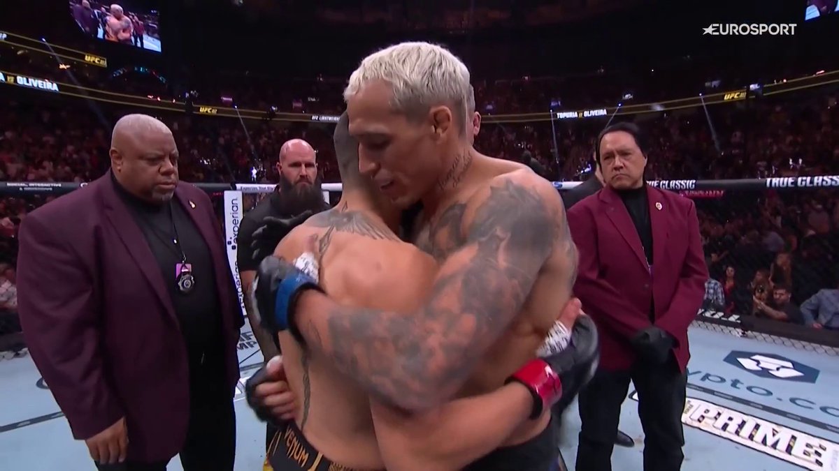 El abrazo entre Topuria y Oliveira antes de la batalla. #UFC317 #TopuriaenMax