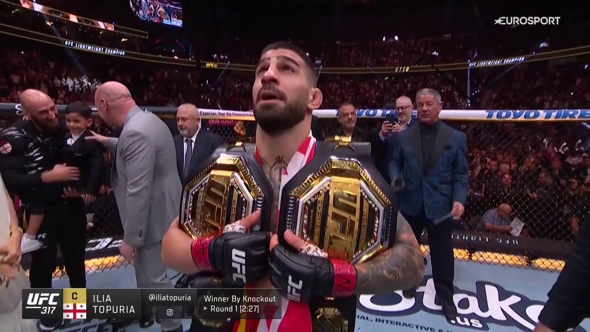 La 𝗲𝗿𝗮 𝗧𝗼𝗽𝘂𝗿𝗶𝗮 continúa... 🌹 @TopuriaIlia conquista el peso ligero y es el primer doble campeón invicto de la UFC. #UFC317 #TopuriaenMax