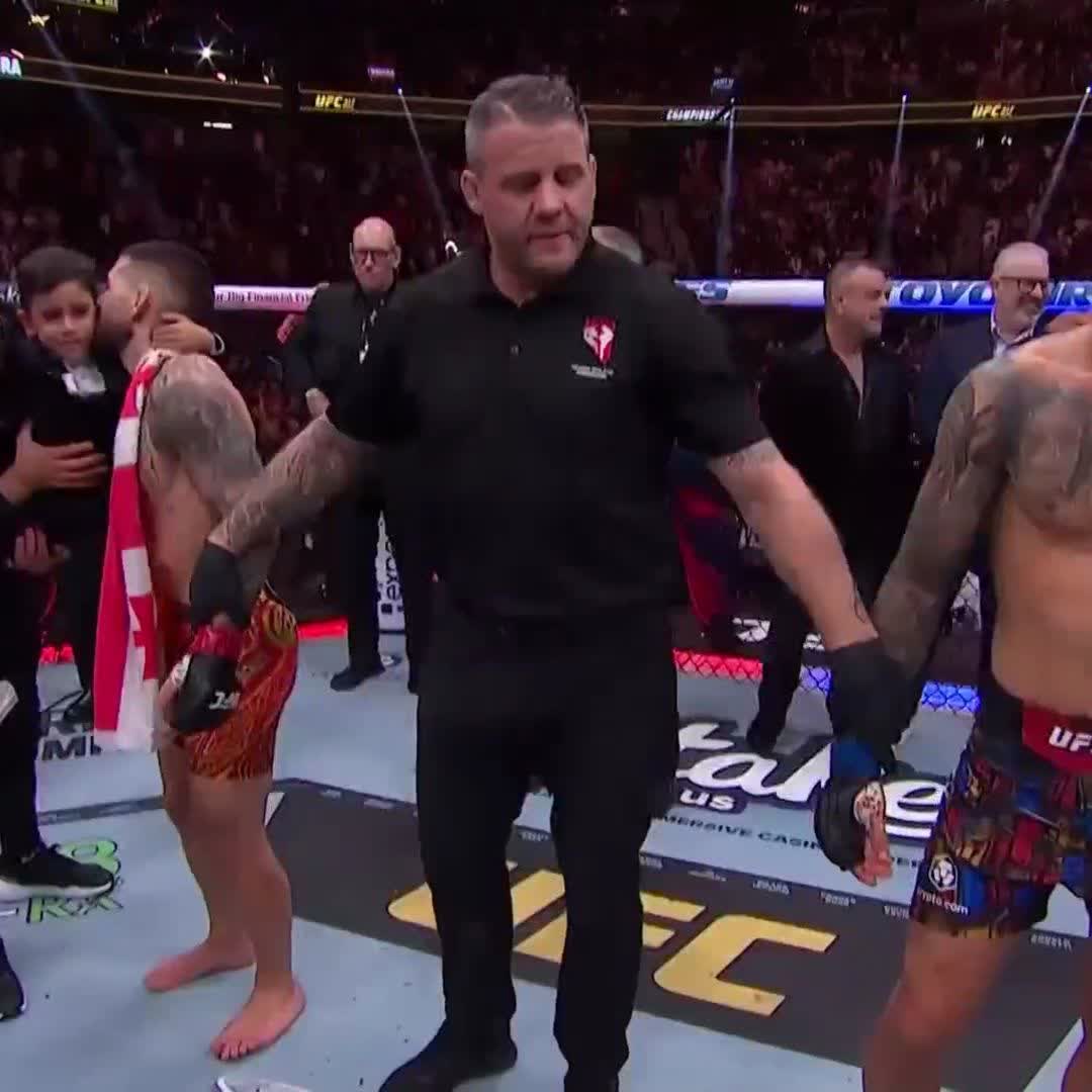 Ilia consigue el nocaut en el primer asalto contra Charles Oliveira y se convierte en el nuevo campeón de peso ligero 👑👑 Ilia Topuria 🇪🇸 #UFC317