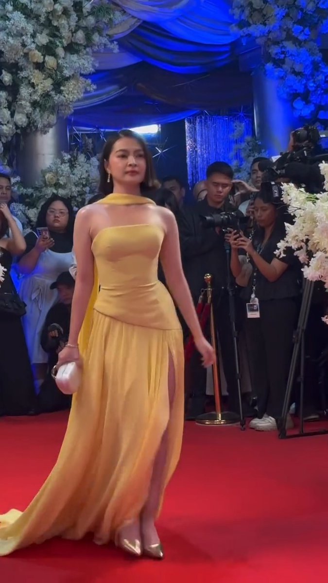 PASABOG! 🔥 #BeautyEmpire star #BarbieForteza is absolutely gorgeous at the #GMABeyond75 red carpet!