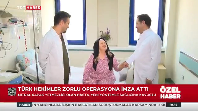 Türk hekimler zorlu bir operasyona imza attı. 72 yaşındaki Emine Kancı, kalp kapağındaki kireçlenme nedeniyle açık kalp ameliyatı olamıyordu. Türkiye'de ilk kez uygulanan yöntemle kasıktan girilerek mitral kapağı değiştirildi. 📍Gülhane Eğitim Araştırma Hastanesi