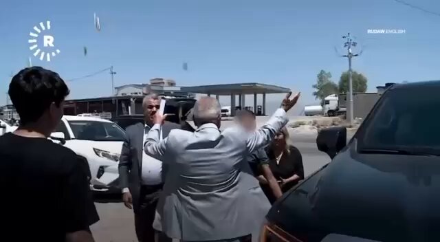 Während auf Demonstrationen in Europa, die IS Fahnen unserer Mörder wieder geschwenkt werden, kehren immer wieder vereinzelt unsere IS Überlebenden zurück, die unter dieser Fahne vergewaltigt, versklavt, indoktriniert und verkauft worden sind. Das war ein Genozid und es ist immer noch ein Genozid! Geflohen vor den Tätern, werden wir hier erneut wieder von dieser Ideologie wieder heim gesucht. Wo ist hier die Solidarität? Wo sind hier die Menschenmassen auf den Straßen? Rawand wird von seinen Angehörigen mit Jubelhufen begrüßt, aber er hat die IS Hölle durchlaufen in den letzten elf Jahren! Rawand Naif, ein junger Jeside, der vor fast 11 Jahren vom sogenannten Islamischen Staat (IS) entführt wurde, ist in die “Freiheit” zurückgekehrt. Rawand war noch ein Kind, als er 2014 während des Völkermords an den Jesiden in Şingal verschleppt wurde. Wie tausende andere Jungen wurde auch er vom IS indoktriniert, Zwangs konvertiert, seiner Identität beraubt und zur militärischen Ausbildung gezwungen. Teilweise wurden die jesidischen Kinder als Selbstmordattentäter ausgebildet, um ihre eigenen Angehörigen, die in den Augen der IS Mörder Ungläubige waren, in die Luft zu jagen. Der Jeside verbrachte fast elf Jahre in Gefangenschaft – größtenteils in #Syrien, wo er unter schwersten Bedingungen überleben musste. Nun ist Rawand befreit worden und konnte nach Duhok zurückkehren. Dort wurde er von Überlebenden seiner Familie empfangen. Viele seiner Angehörigen gelten jedoch weiterhin als vermisst oder wurden durch den Völkermord getötet. Seine Rückkehr ist (k) ein Zeichen der Hoffnung –es ist eine Erinnerung a das unvorstellbare Leid, das die jesidische Gemeinschaft bis heute prägt. Rawand steht stellvertretend für eine ganze Generation, die ihre Kindheit beraubt wurde – und die dennoch überlebt hat. Glückwunsch an #Deutschland, dass wir genau diese Opfer von #Islamisten wieder abschieben. Videoquelle: Rudaw English