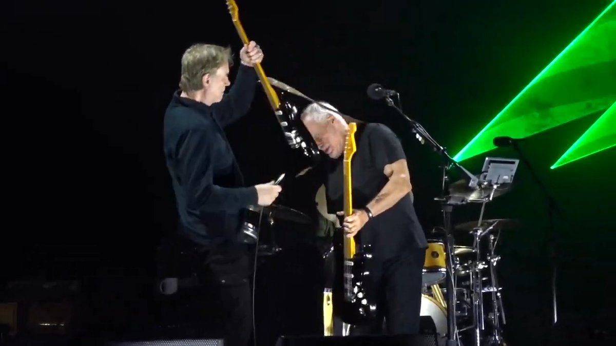 Not even a broken strap could stop David Gilmour from nailing the Comfortably Numb solo 🎸