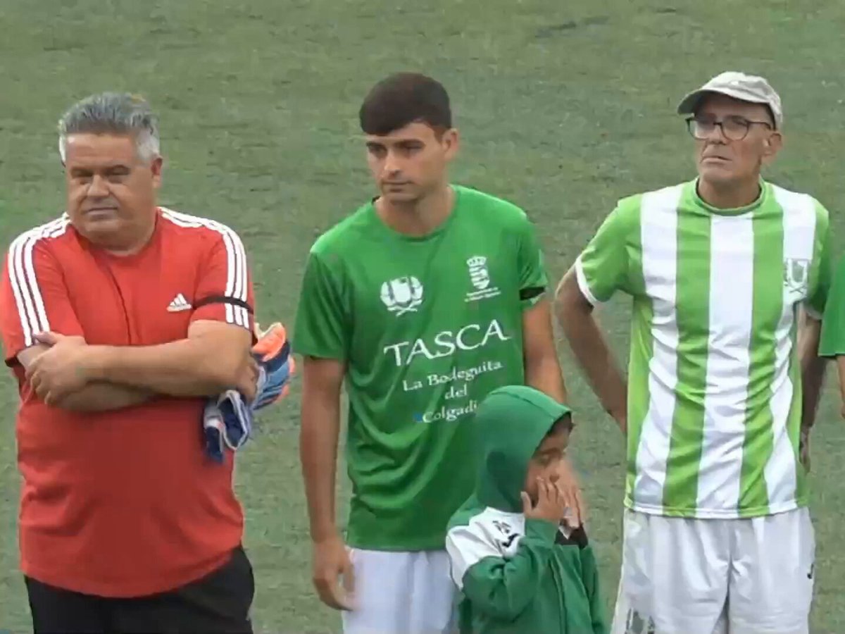 Pedri sous le maillot de l'équipe de sa ville natale, Tegueste, lors d'un match de charité en l'honneur de son grand-père, Fernando 🇮🇨🎱