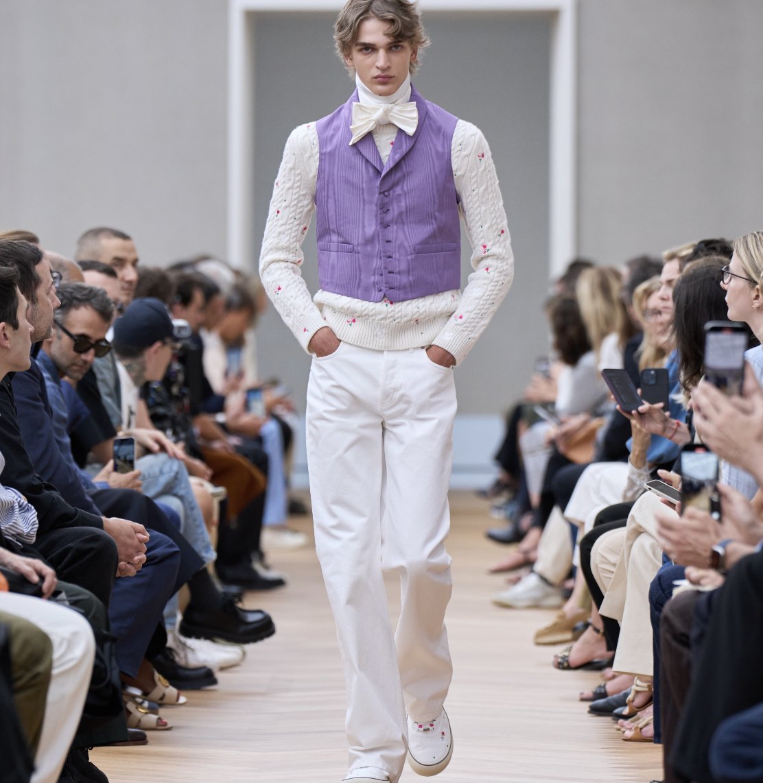 Dior Summer 2026 by Jonathan Anderson A play on history and affluence, decoding the language of the House in order to recode it Styling Benjamin Bruno Makeup Peter Philips Hair Guido Palau Casting Ashley Brokaw Direction La Mode en Images #DiorSummer26
