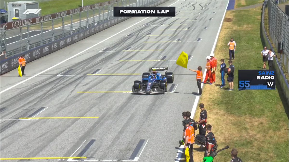 "Something is stopping the car from moving forward" ‼️ Sainz is stuck on the grid!