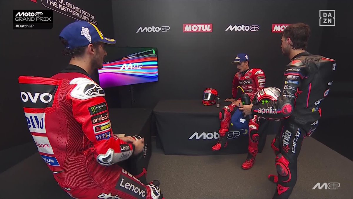 🗣️: “¿Un café? 🔊: “No, una birra. Tostada, 0.0” 🗣️: “¿Y la bebes después de la carrera?” La conversación entre Marc Márquez y Bezzecchi 🤣🤣🤣 #DutchGP 🇳🇱 #MotoGP 🏁