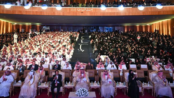 احتفلنا، بالتعاون مع صندوق تنمية الموارد البشرية، بتخريج الدفعة الثالثة من #برنامج_البحر_الأحمر_للتدريب_المهني 🎓 المنتهي بالتوظيف، تأكيدًا لالتزامنا بتأهيل الكفاءات الوطنية. 466 خريجًا وخريجة أنهوا 28 شهرًا من التدريب في مسارات الأمن السياحي، والضيافة، وتقنية المعلومات، أكثر من نصفهم من بنات الوطن 🇸🇦. شاهد #جيل_السياحة: