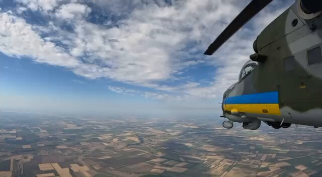 Footage of a Ukrainian Mi-24V Hind helicopter gunship engaging a Russian attack drone with its Yak-B rotary gun.