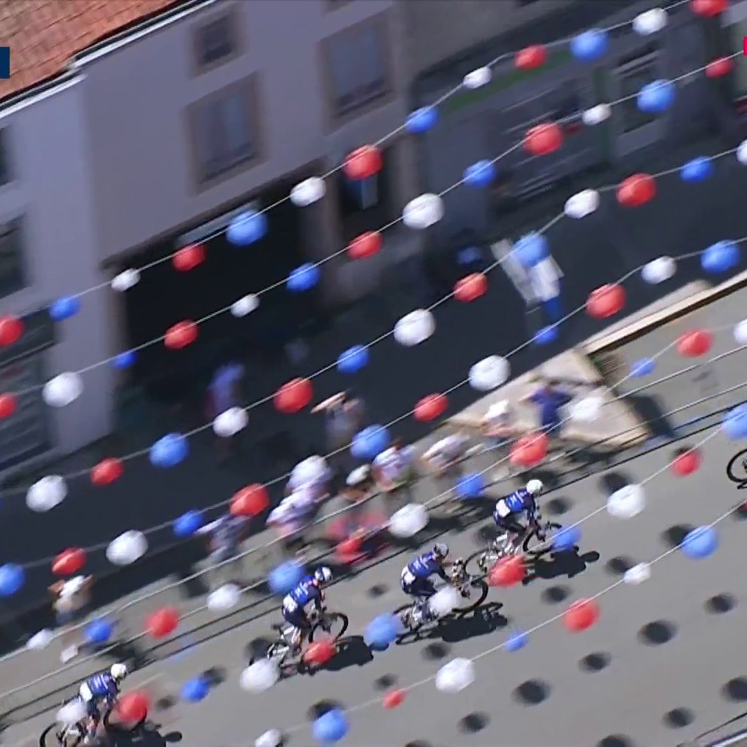 Le coup de force des Groupama-FDJ : la formation de Marc Madiot a fissuré le peloton et se retrouve à l'avant avec un dizaine de coureurs, c'est fou ! Suivez le championnat de France en intégralité sur Max #LesRP