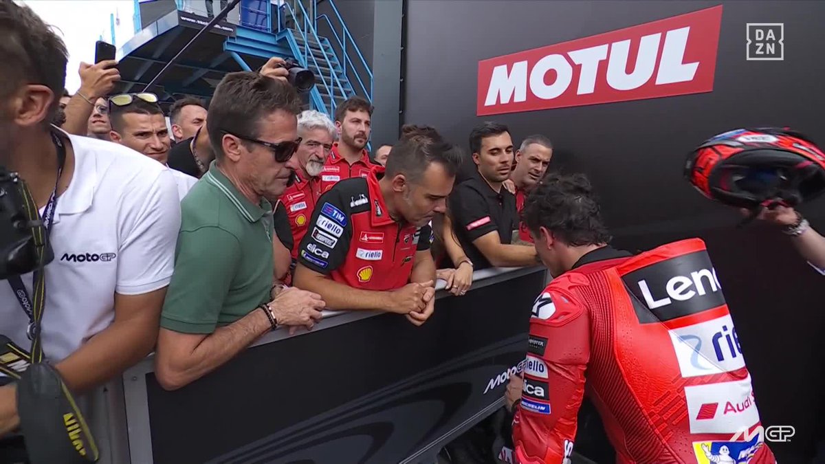 🗣️ “Se ha caído tu hermano. Acosta, ¡pum! Le ha tocado el freno de delante y…” La conversación de @marcmarquez73 con su padre #DutchGP 🇳🇱 #MotoGP 🏁