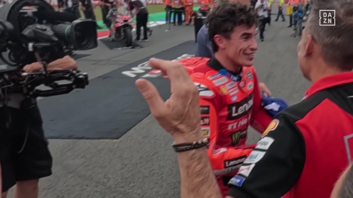 El que la sigue la consigue, ¿o no? 😅 Julià, padre de Marc, intentó darle la mano varias veces, pero el ’93’ tardó en darse cuenta 🤣🤣🤣🤣 Todo esto y mucho más, este lunes, en #CodigoMotoGP