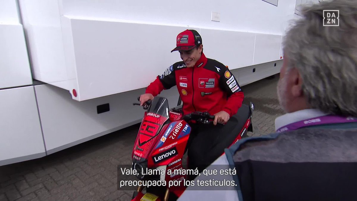 🗣️ “Llama a mamá, que está preocupada por si no puedes hacerla abuela” La conversación de Emilio Pérez de Rozas con Marc Márquez que captaron las cámaras de #CodigoMotoGP 🔍🤣