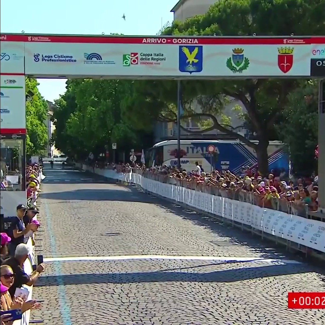 A huge upset! Former WorldTour rider Filippo Conca wins the Italian national road race for club team Swatt Club. He beats UAE’s Alessandro Covi to il Tricolore 🇮🇹 🙌