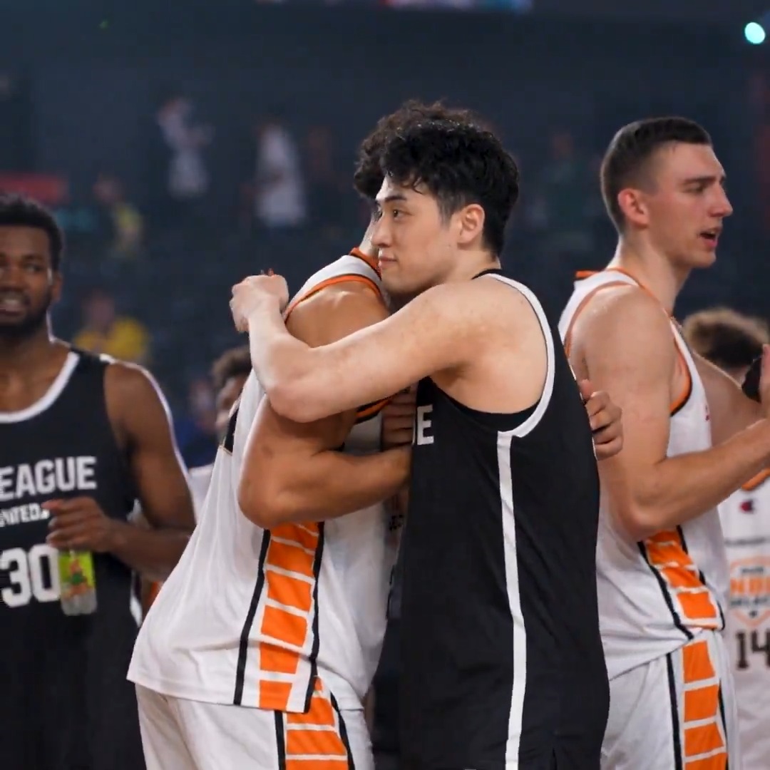 国境を越えた友情🤝 笑顔でお互いを称え合うBリーグ選抜とオーストラリアリーグ NBL選抜。 NBL #Bリーグ #BleagueUnited