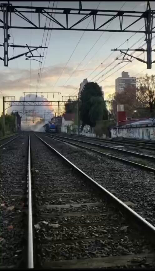 #BuenDomingo para ver cosas raras en nuestros ferrocarriles 🚂 Saludos 👋🏽👋🏽👋🏽 #TrenRoca 🚋
