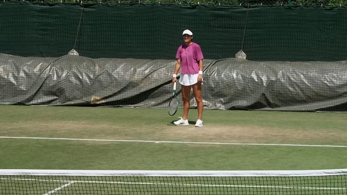 Britain's number one and number two Emma Raducanu and Katie Boulter practising together ahead of their first-round matches at Wimbledon tomorrow 🇬🇧🎾