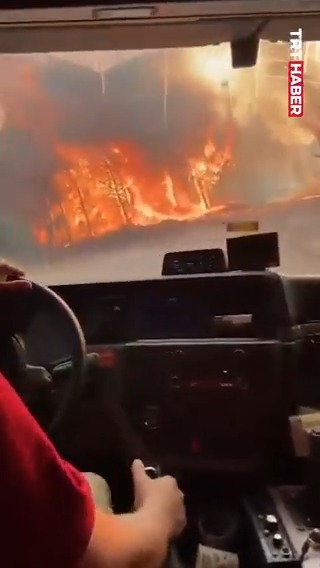 Yeşil vatanın kahramanları canhıraş mücadele veriyor... İzmir Aliağa'da yangına müdahale eden ekip, aniden yayılan alevlerin ortasında kaldı.