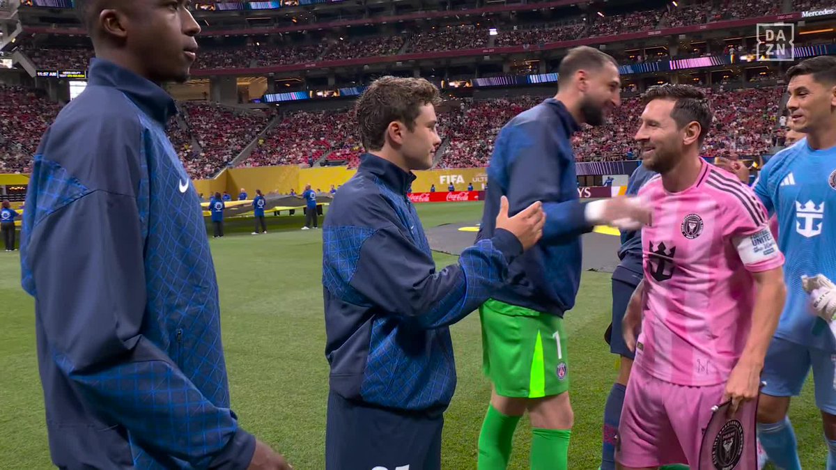 Todo el mundo quiere saludar a Messi 😍 FIFA Club World Cup | Todos los partidos gratis en | #FIFACWC #TakeItToTheWorld