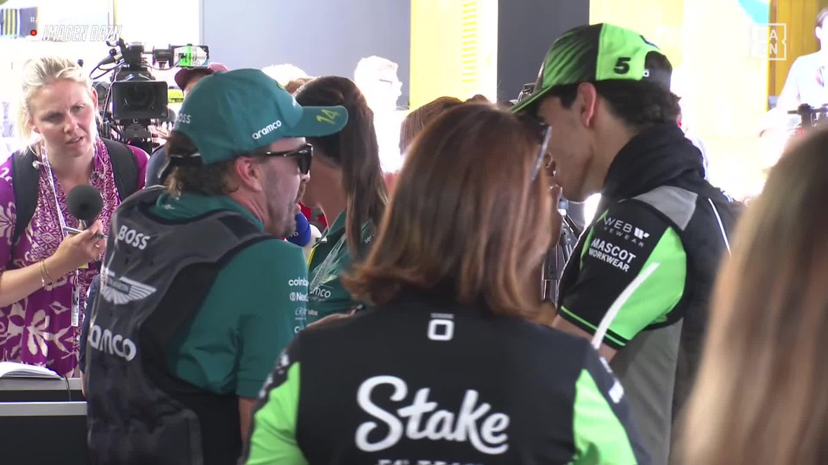 Alonso y Bortoleto conversando mientras ríen en el corralito. Parece que Fernando le está explicando la maniobra que ha hecho en la última vuelta para aguantar la P7 ante Gabriel. Bravo por ellos.