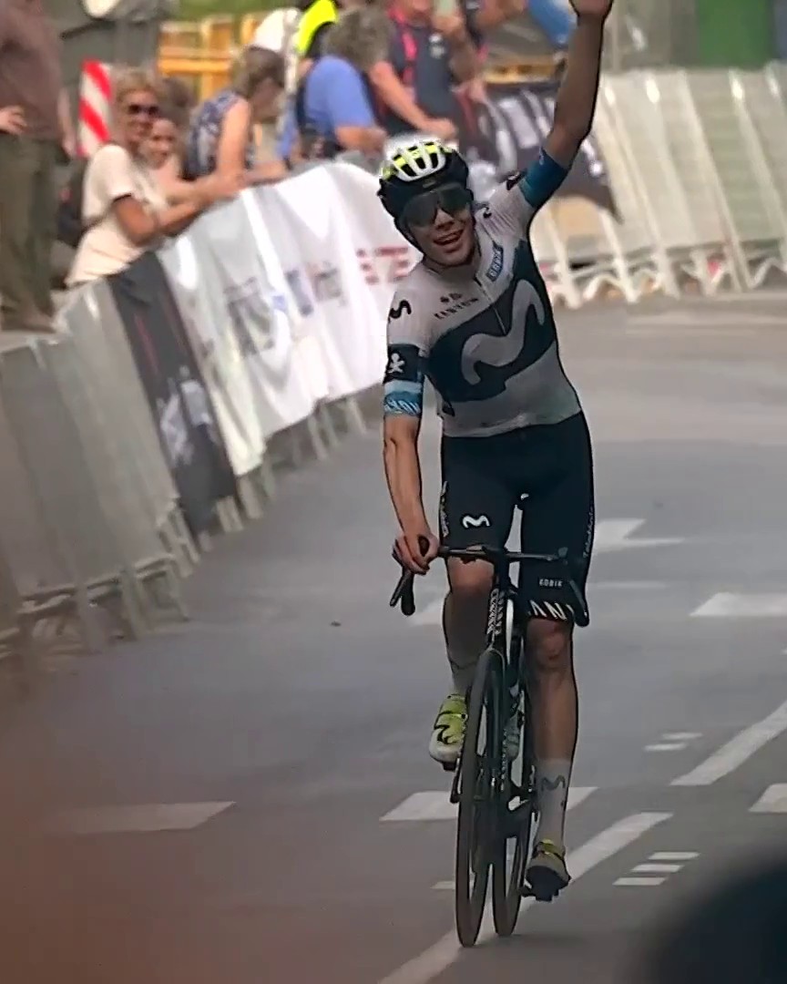 🇪🇸🏆 El ciclista que España 𝐧𝐞𝐜𝐞𝐬𝐢𝐭𝐚 Iván Romeo es nuevo campeón de España de fondo en carretera con una exhibición en #CEGranada25 💛 Vestirá su 'rojigualda' con Movistar Team en Tour de France ES, y lo podrás ver en Eurosport y HBO Max España #LaCasaDelCiclismo