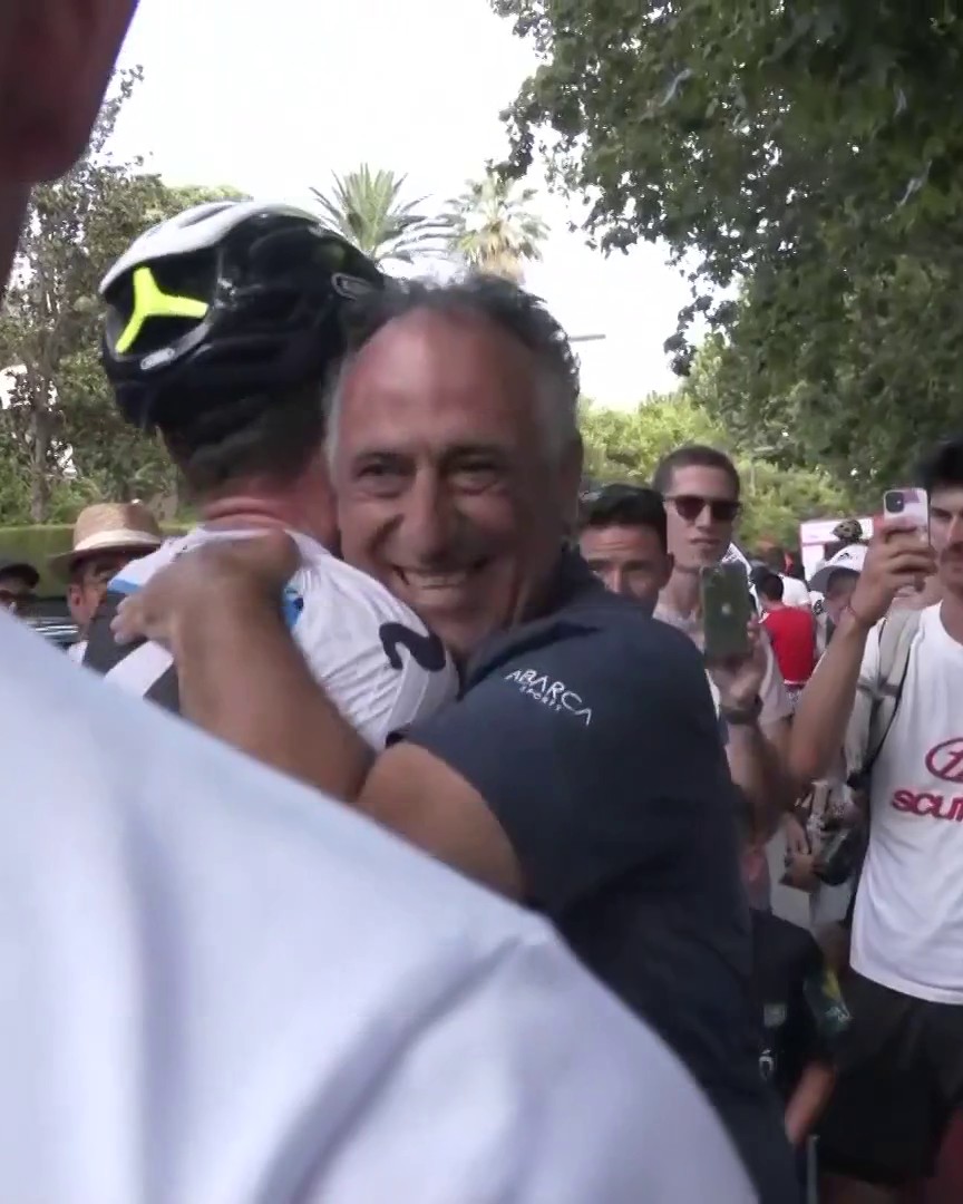 🤗 El cariño de su hermano Sergio, prometedor sub23, ahora lesionado 👨🏼🦳 La felicitación de Eusebio, su jefe en Movistar Team 🐧 Y la alegría de CHENTE GARCÍA ACOSTA, que ve a otro de sus pingüínos seguir creciendo Iván Romeo, un campeón de España muy querido en #CEGranada25