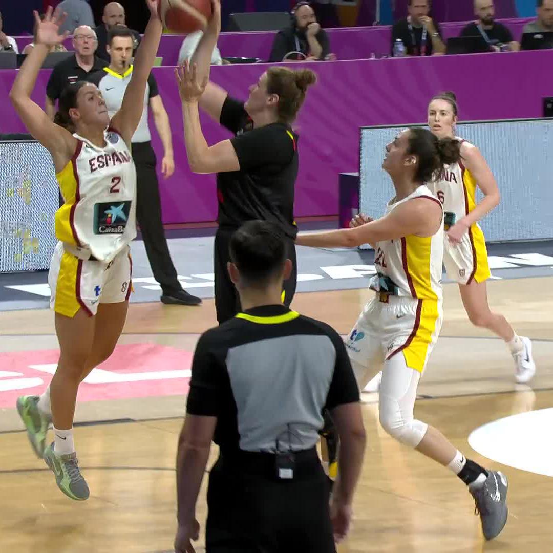 𝘊𝘖𝘙𝘈𝘡𝘖𝘕 OVER HEIGHT ♥️ 175 cm vs 193 cm? Not a problem for Elena. 😮💨 #EuroBasketWomen x Baloncesto España