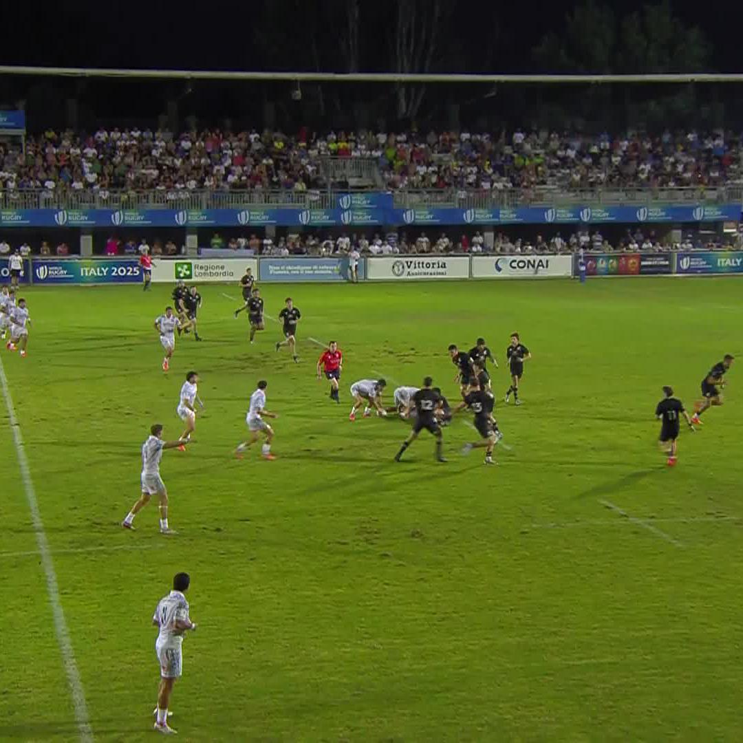 Niccolo Beni gets the home crowd on their feet! 🇮🇹 The Italrugby player is cheered on by the crowd, as he scores at the World Rugby Under 20 Championship 🏉 Watch the action LIVE on the RugbyPass app 📲 #WorldRugbyU20s