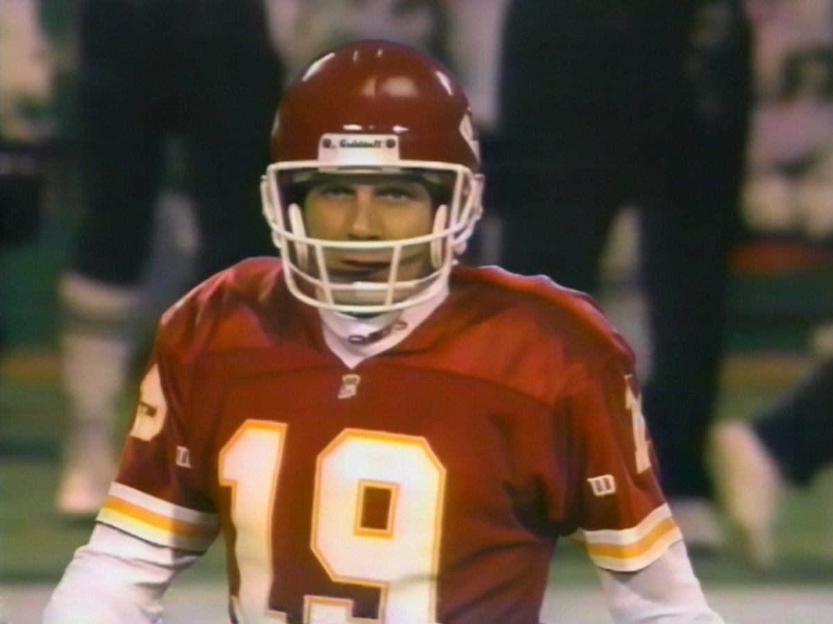 37-year old Joe Montana looking a lot like Patrick Mahomes II on this gorgeous throw in 1993, Week 16.