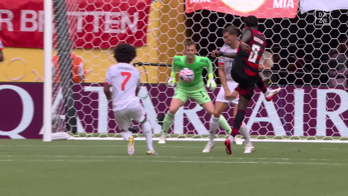 🚀 Le rompió la portería Gerson a Neuer para acercar a los suyos en el marcador con este GO LA ZO!!! #FIFACWC