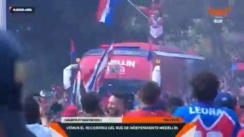 ¡IMPRESIONANTE EL RECIBIMIENTO DE LA HINCHADA DE MEDELLÍN EN LA LLEGADA DEL BUS AL ATANASIO GIRARDOT! LOS HINCHAS ENCIMA DEL BUS Y LÉIDER BERRÍO APORTANDO EN LA FIESTA. #LAFINALxWIN 🔴🔵🏆🔥🤯