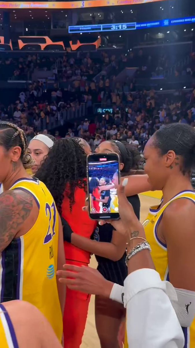 Angel Reese found Candace Parker after balling out on CP3's jersey retirement game 🤩