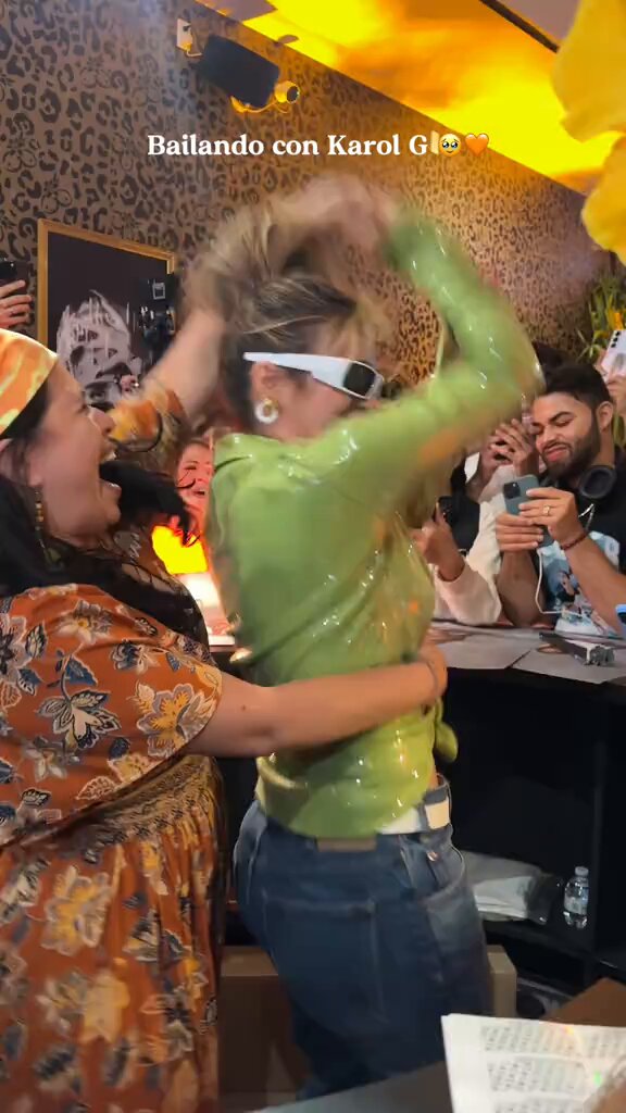La cercanía de karol g con sus fans🩷 El verdadero hicimos famosa a la persona correcta