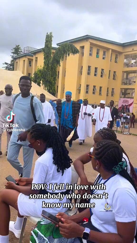 Why dem dey run from Oba Elegushi ?😭😂