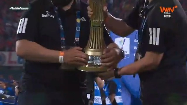 ¡LA DÉCIMA ESTRELLA ES UNA REALIDAD! INDEPENDIENTE SANTA FE ES CAMPEÓN DE COLOMBIA Y ALCANZA EL DOBLE DIGITO EN TÍTULOS DE LIGA EN EL PAÍS. #SantaFeCampeón 🏆🌟🔥🔴🦁