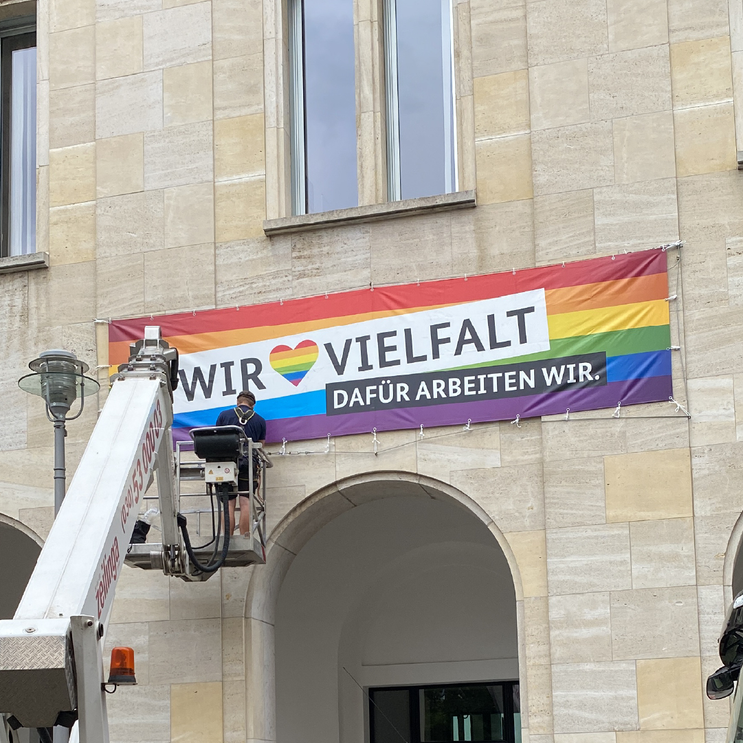 🌈 17 Sekunden im Zeitraffer – unser Banner ist schnell gehängt. Doch was es symbolisiert, hat Jahrzehnte gebraucht. Seit Stonewall 1969 kämpfen queere Menschen für Rechte und Sichtbarkeit. Unser Statement: „Wir lieben Vielfalt. Dafür arbeiten wir.“
