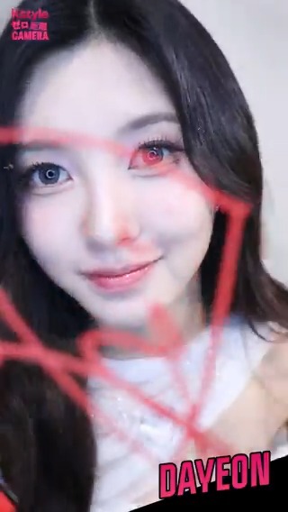 Kep1er ダヨンにクローズアップ・・💕 「ゼロ距離カメラ」に挑戦👀✍️ 🔻ダヨンが存在感発揮✨ 一問一答インタビューと併せてチェック #ダヨン #김다연 #DAYEON #Kep1er #케플러 #ケプラー #ゼロ距離カメラ #제로거리카메라