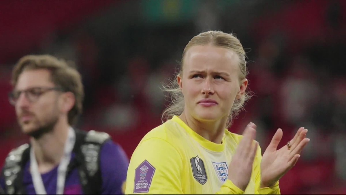 "It's hard when you see English fans not want you in goal" 💬 Hannah Hampton on becoming England number 1 after Marp Earps retirement from international football #ITVFootball | Beth Fisher 🎙