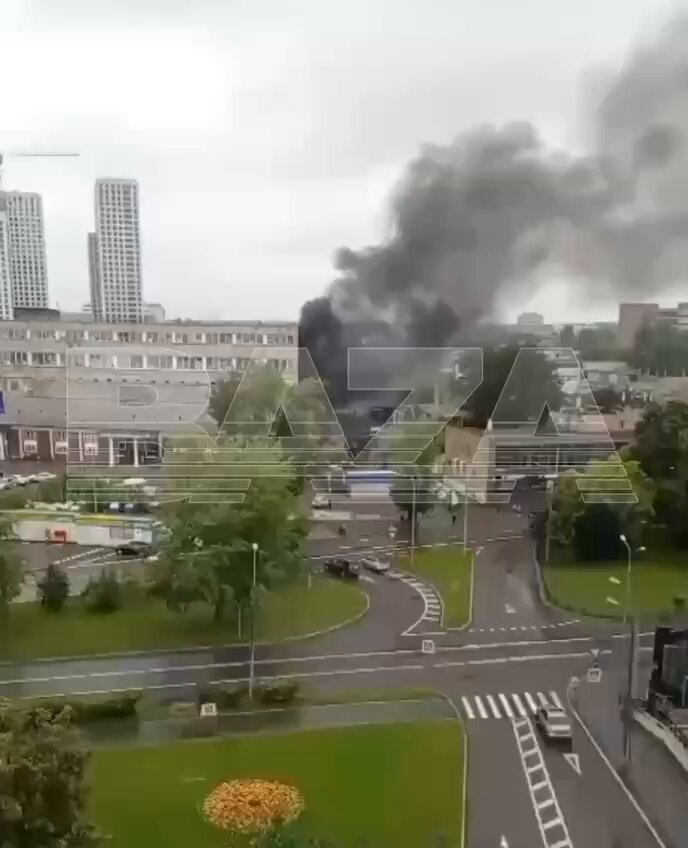 Someone's car has spectacularly exploded in Moscow. We await news..